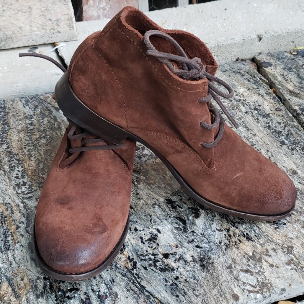 Never worn frye women's carly chukka boot